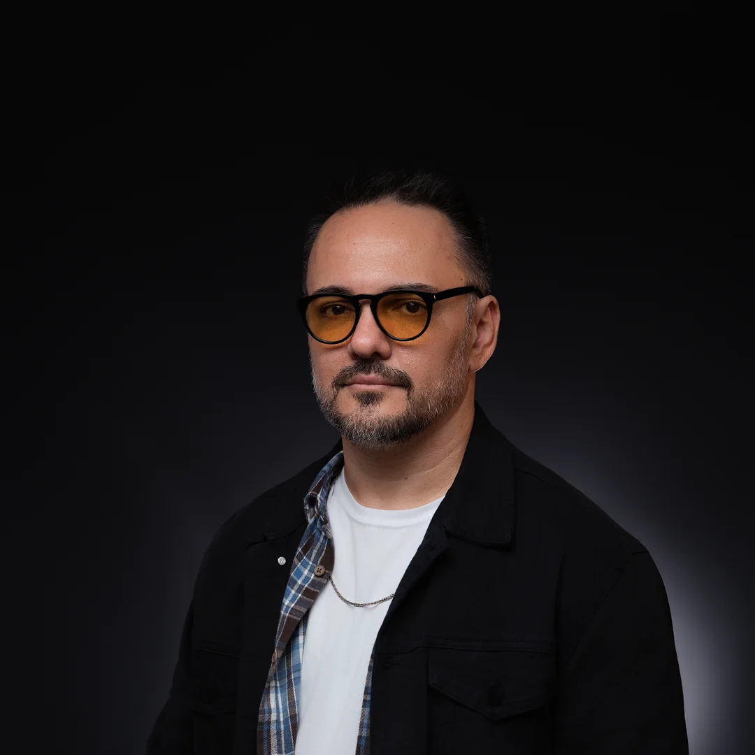Retrato profissional do cantor Denner Zacarias.