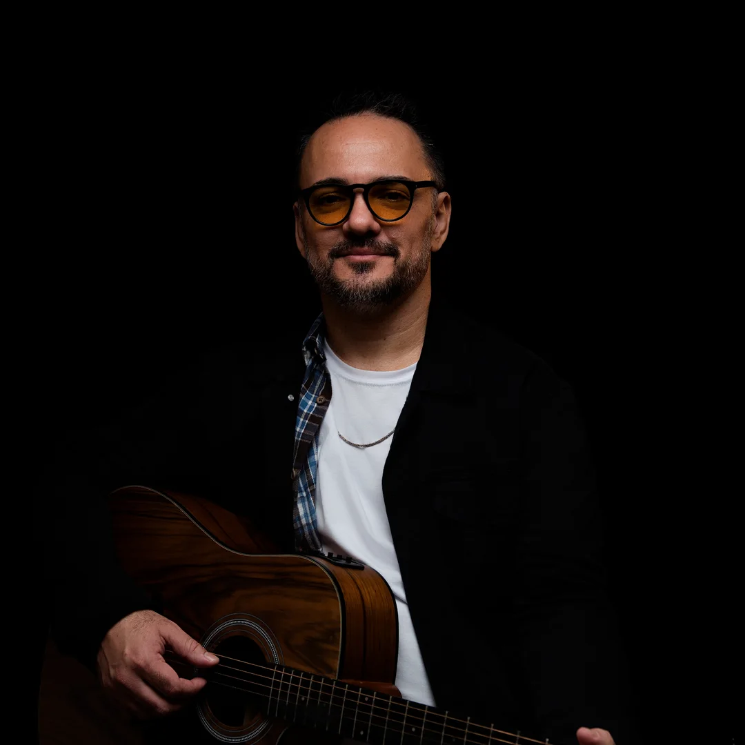 Retrato profissional do cantor Denner Zacarias.