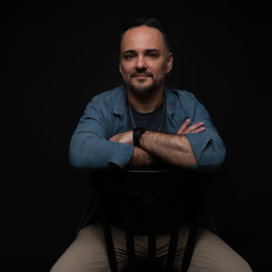 Retrato profissional do cantor Denner Zacarias.